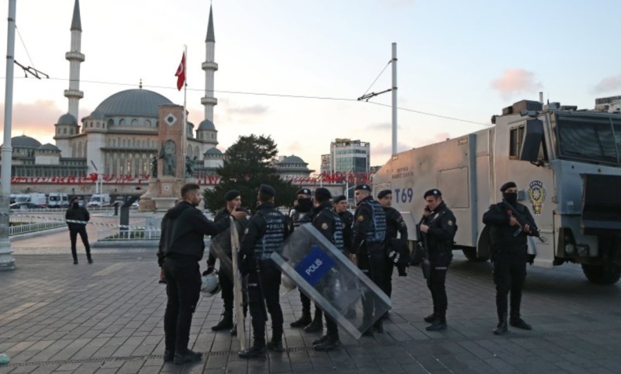 Мощна експлозия разтърси Истанбул (СНИМКИ)